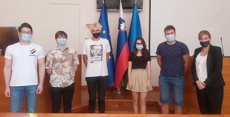 Skupinska fotografija z županjo